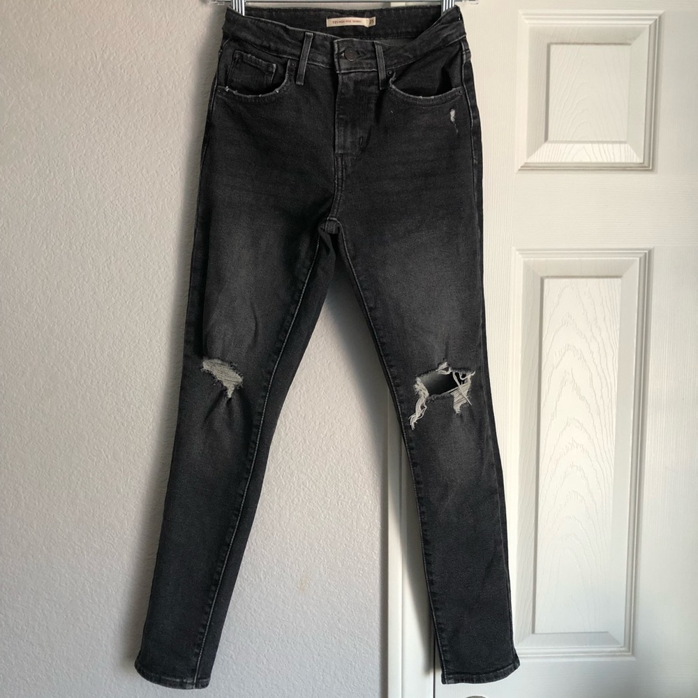 Final price ✨ Levi’s Distressed 721 High Rise Skinny
